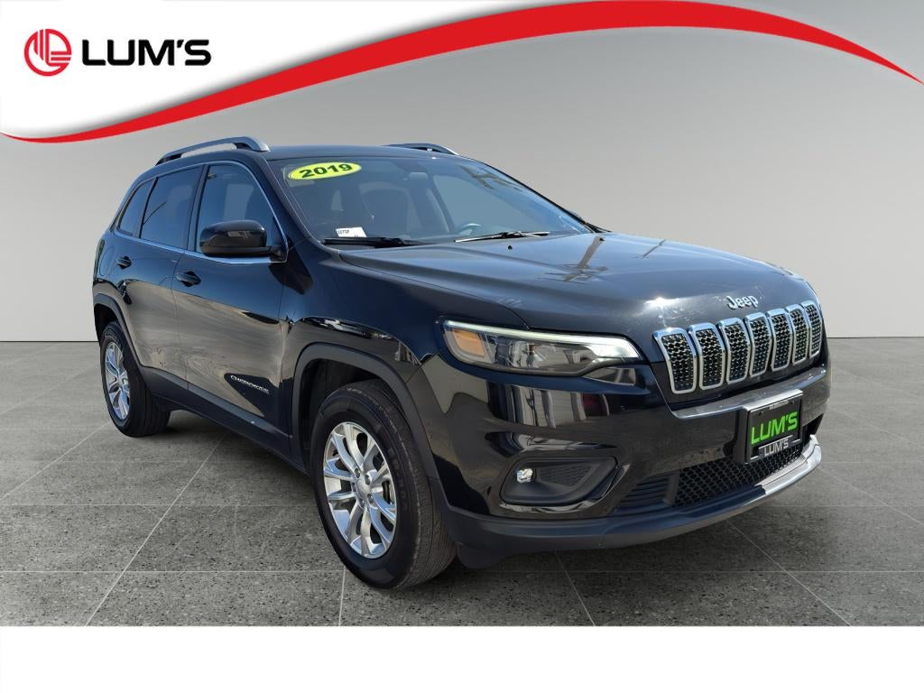 2019 Jeep Cherokee Latitude 4x4 in Black — front three-quarter view